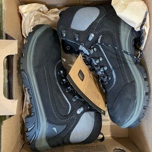 NWT Tradeswoman Redwing boots